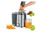 Een Severin sapcentrifuge met wortels en appels om sap te maken.