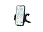 Smartphone dans un support de voiture, affichant une carte de ville avec restaurants et cafés.