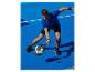 Homme en tenue de sport jouant au padel sur un court bleu.