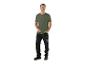 Man in groen T-shirt en zwarte werkbroek