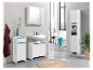 Meubles de salle de bain modernes en blanc et bleu clair avec armoire miroir, armoire de salle de bain et lavabo.