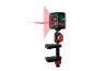 Niveau laser vert Parkside avec faisceaux rouges, monté sur une pince noire.