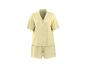 Pyjama deux pièces jaune clair avec passepoil blanc, comprenant une chemise à manches courtes et un short.