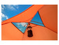 Een oranje tent met een lamp aan het plafond