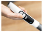 Une main tient un aspirateur sans fil avec un indicateur de batterie.