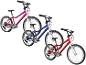 Drie kinderfietsen in roze, blauw en rood, met bijpassende kleinere fietsen.