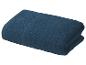 Opgevouwen donkerblauwe handdoek met patroon