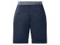 Shorts bleu foncé avec ceinture rayée blanche et poches arrière.