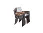 Stapel moderne buitenstoelen met donkere frames en lichtbruine armleuningen