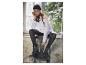 Vrouw in wit overhemd, slangenleren broek en combat boots.
