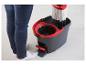 Persoon die een Vileda EasyWring & Clean dweil- en emmersysteem gebruikt.