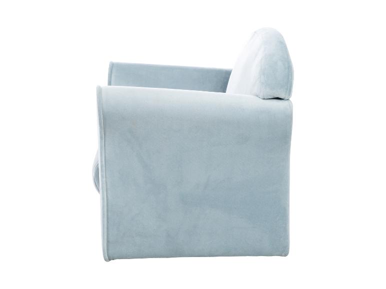 Moderne lichtblauwe fluwelen fauteuil met hoge rugleuning en brede armleuningen