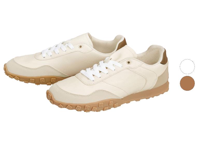Baskets beiges avec semelle marron et lacets blancs.