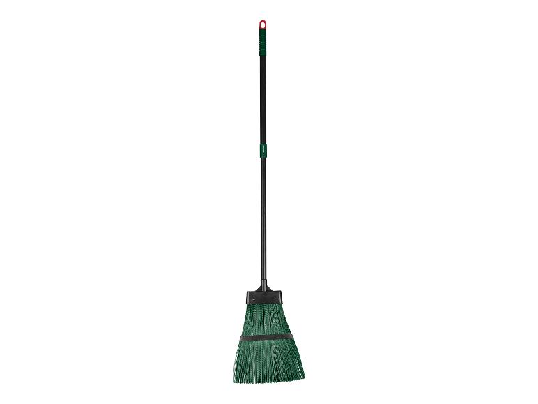 Balai d'extérieur vert avec un manche noir et une boucle de suspension rouge