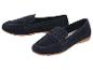 Paire de mocassins en daim bleu foncé avec semelles marron clair