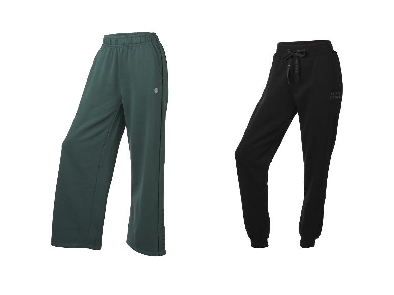 Twee Jette Sport joggingbroeken: een groene wijde en een zwarte taps toelopende.