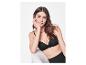 Femme en soutien-gorge et culotte noirs.