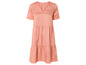 Une robe rose à col en V, manches courtes et jupe à volants.