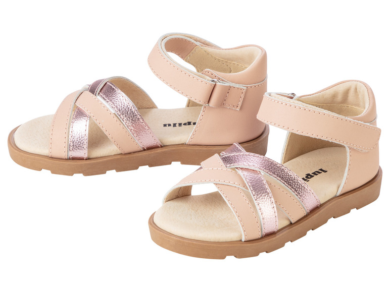 Deux sandales roses avec un ruban doré de la marque 'Impidim'