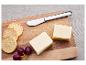 Kaasplank met crackers, druiven en een kaasmes.