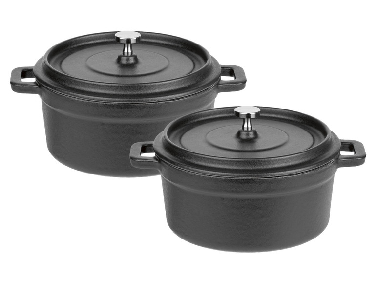 Deux casseroles en fonte noire avec couvercles.