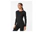 Femme en haut thermique noir à manches longues et leggings.