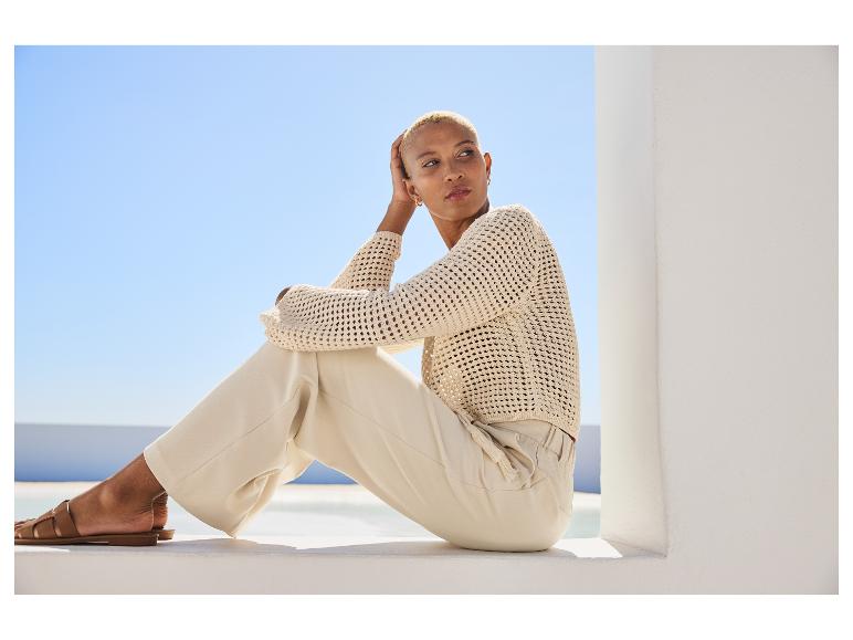 Beige gehaakt vest en wijde broek: zomermode.