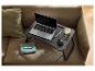 LIVARNO home laptoptafel op een bank met laptop, muis, pen en een glas water