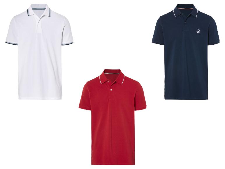 Witte, rode en donkerblauwe poloshirts; één shirt heeft een subtiel logo.