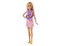 Barbiepop in een roze en wit geruite jurk, met een paarse draagzak met drie puppy's.
