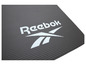 Een zwarte Reebok yogamat met ribbels.