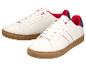 Witte sneakers met rode en blauwe details en een bruine zool.