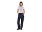 Femme en pantalon de travail bleu avec genouillères noires et t-shirt blanc.