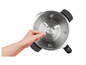 Een hand plaatst het mes in een blender.