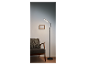 Moderne LED staande lamp naast een fauteuil.