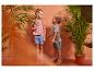 Twee kinderen in casual zomerkleding, een meisje in een roze t-shirt en denim shorts, een jongen in een grijs t-shirt en groene shorts.