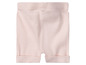 Un short en maille rose.