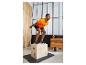 Homme en tenue de sport Crivit faisant des box jumps dans une salle de sport.