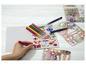 Pochoirs avec différents symboles, décorés avec des crayons de couleur Crelando.