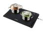 Tapis chauffant électrique noir avec deux casseroles remplies de nourriture.