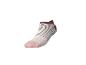 Une seule chaussette de cheville rayée avec un bout rose et des rayures marron sur fond blanc.