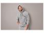Man in een grijze hoodie en joggingbroek met 'New Ideas' print.