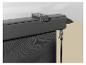 Détail d'un support de store latéral gris avec tissu noir et poteau.