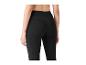 Achteraanzicht van een vrouw in een zwarte sportlegging met hoge taille.