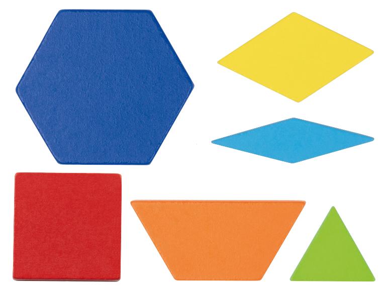 Formes géométriques en bois colorées : hexagone bleu, losanges jaune et bleu, carré rouge, trapèze orange et triangle vert.