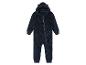 Een blauwe, zachte jumpsuit voor kinderen met een beer-hoofdkap.