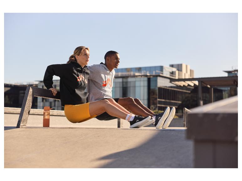 Hoodies, shorts et baskets : séance de sport en extérieur.