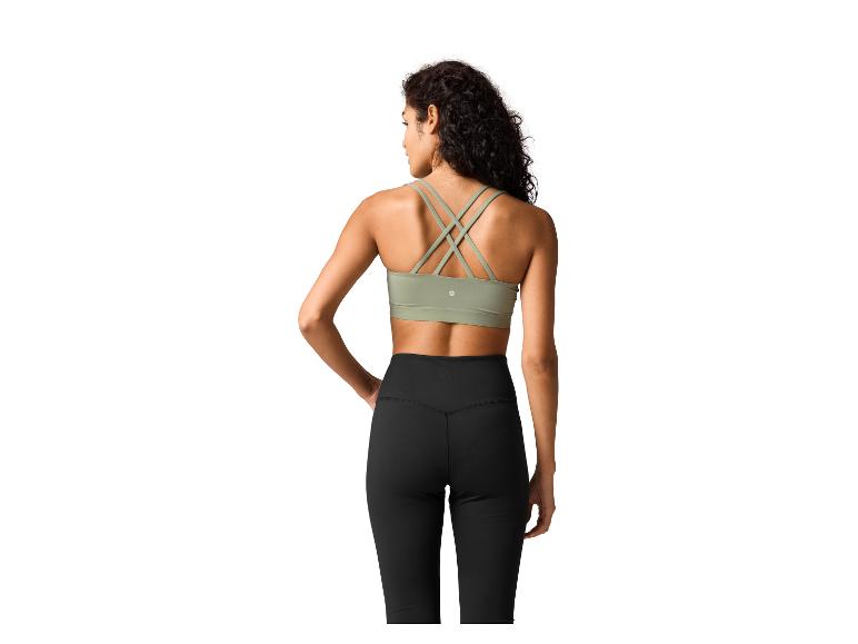 Femme en brassière de sport et legging, de dos