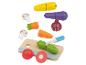 Ensemble de jouets en bois avec légumes et ustensiles de coupe.