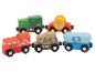 Train jouet en bois avec locomotive et wagons de marchandises, citerne et couverts.